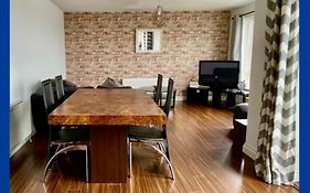 2 Bedroom City-Centre Apartment With Free Parking